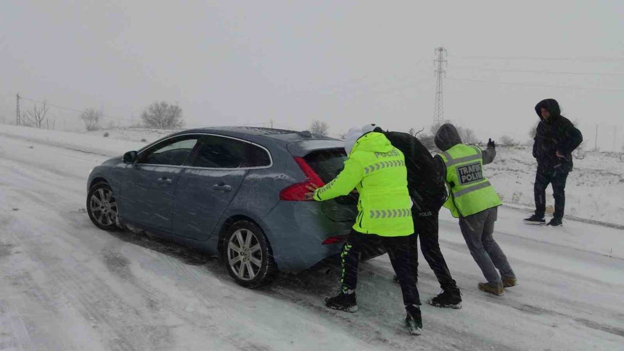 Gercüş’te kar yağışında polis ekipleri yolda kalanlara yardım etti