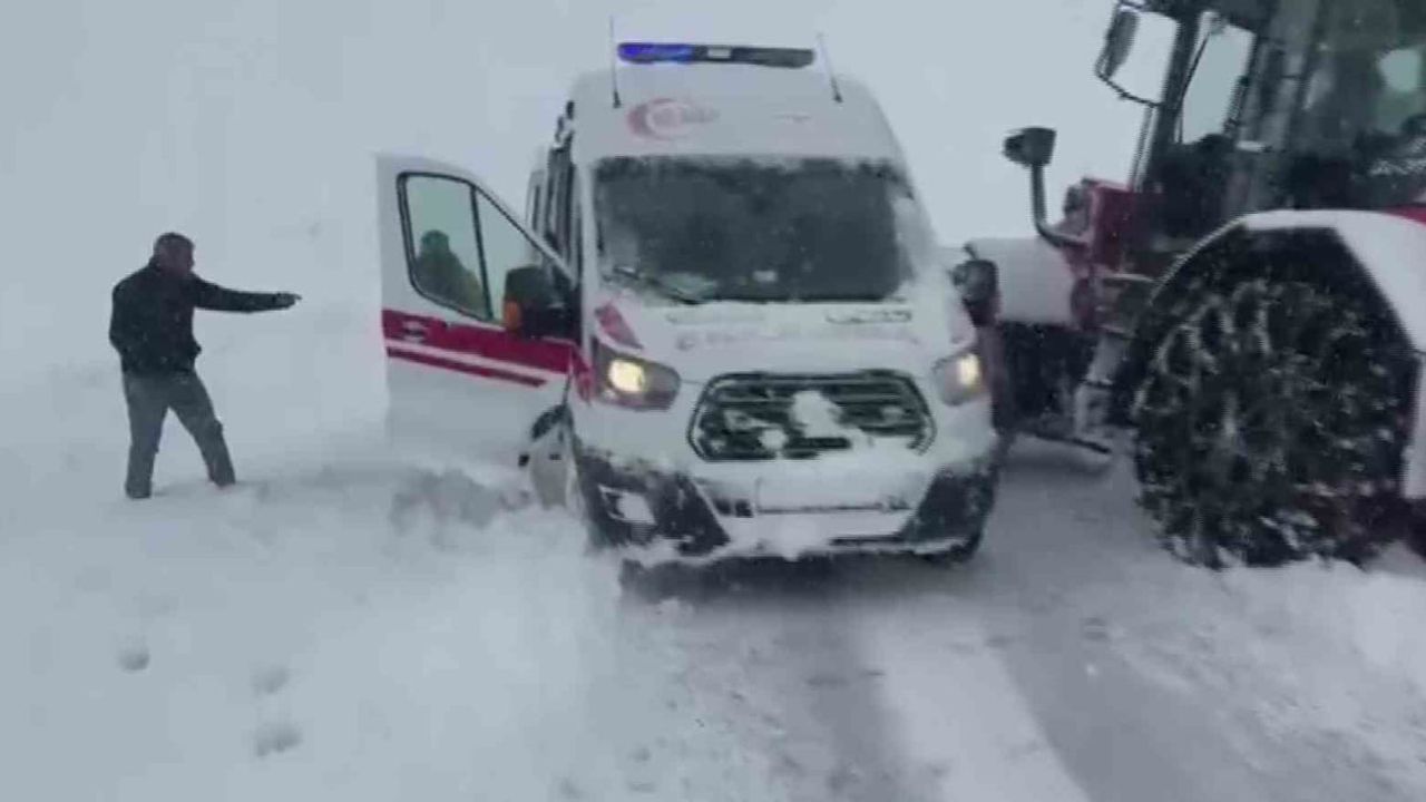 Gercüş'te Karda Mahsur Kalan Ambulans İl Özel İdare Ekipleri Tarafından Kurtarıldı