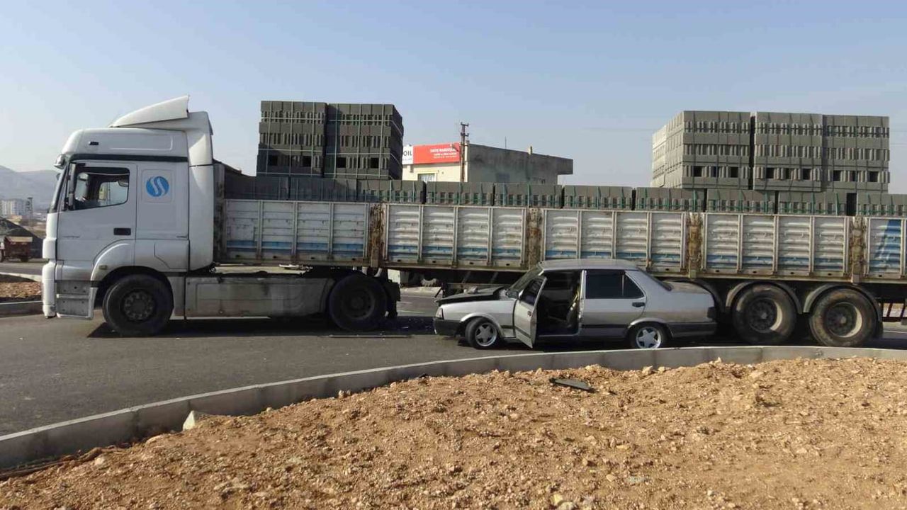 Gercüş'te tır otomobile çarptı; otomobil dorsenin altına girdi, sürücü yara almadı