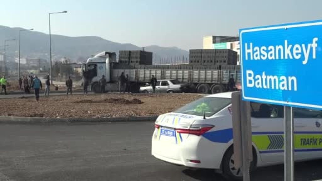 Gercüş'te tırla otomobil çarpıştı; otomobil dorsenin altında kaldı