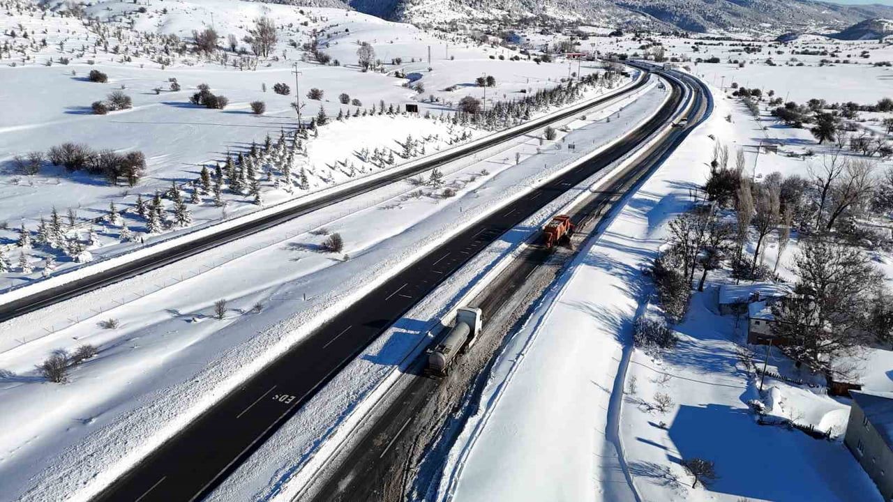 Gerede-Samsun kara yolu kar sonrası yeniden trafiğe açıldı