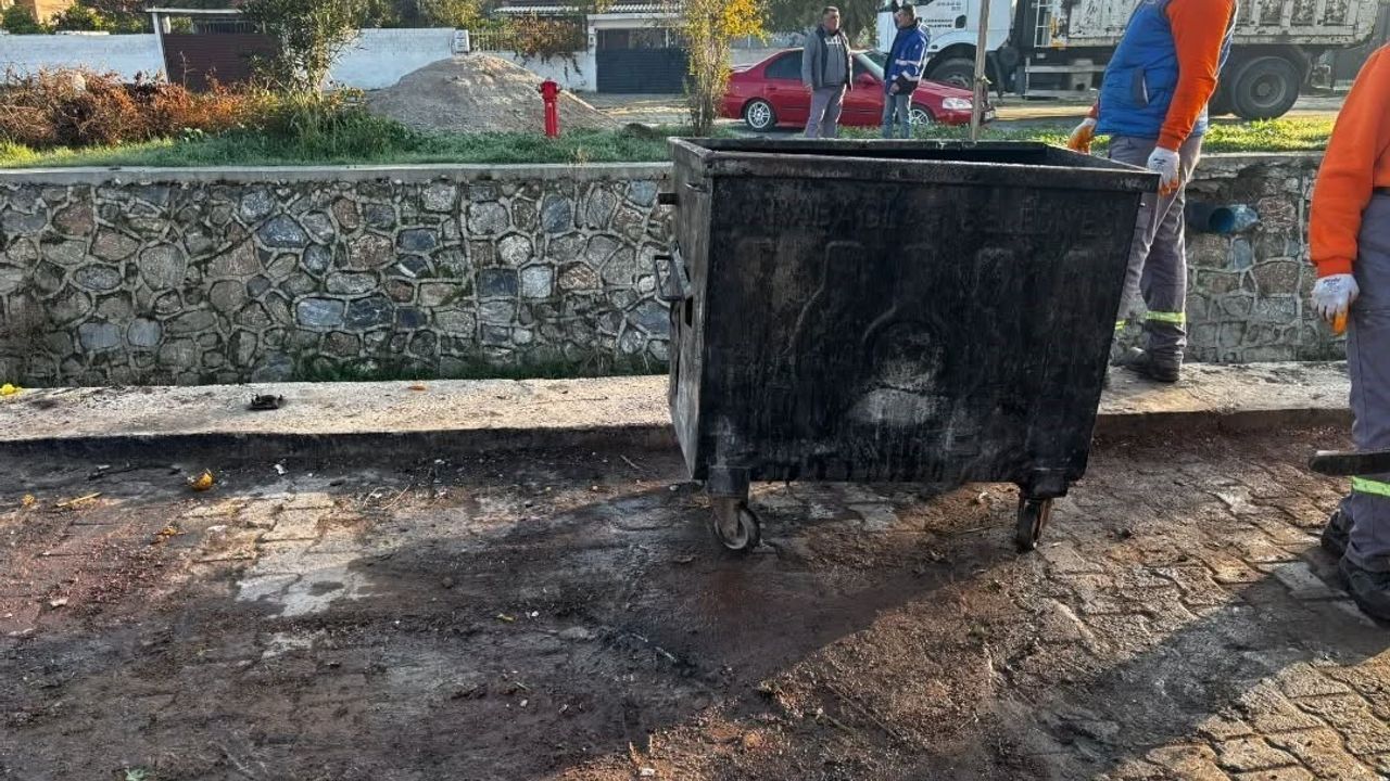 Germencik'te çöp konteynerleri kanalına atıldı — Belediye hukuki süreç başlatıyor