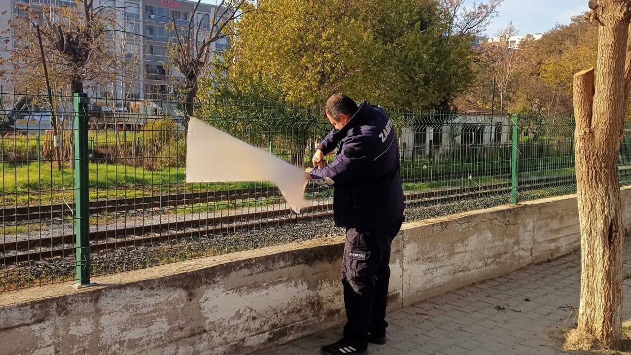 Germencik’te görüntü kirliliği yaratan izinsiz afişler kaldırıldı