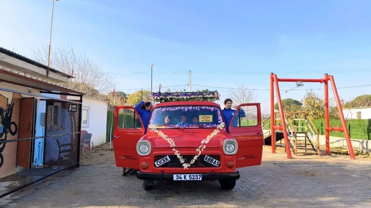 Germencik’te hurda ‘Çiçek Abbas’ minibüsü çocuk oyun alanına dönüştü