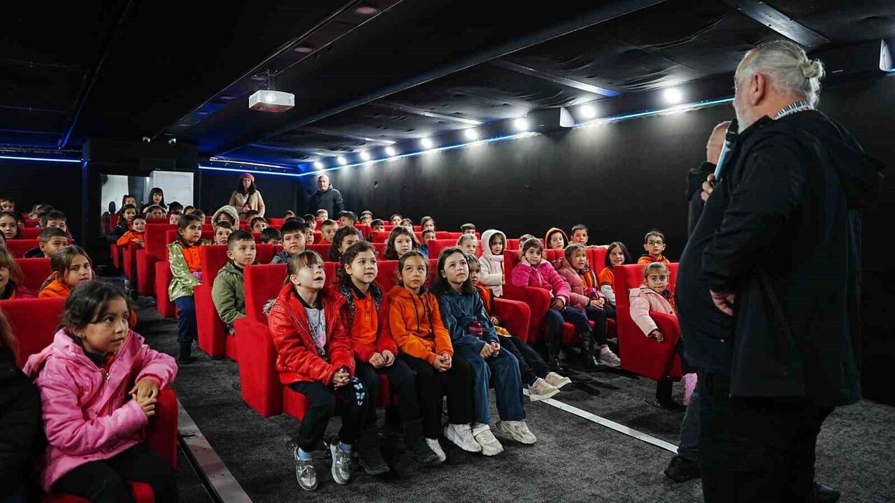 Gezen Sinema Tırı ve Gezici Kütüphane Sındırgı'da depremzede çocukları neşelendirdi