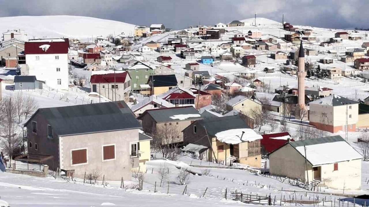 Giresun'da yayla yolları karla mücadeleyle açık tutuluyor