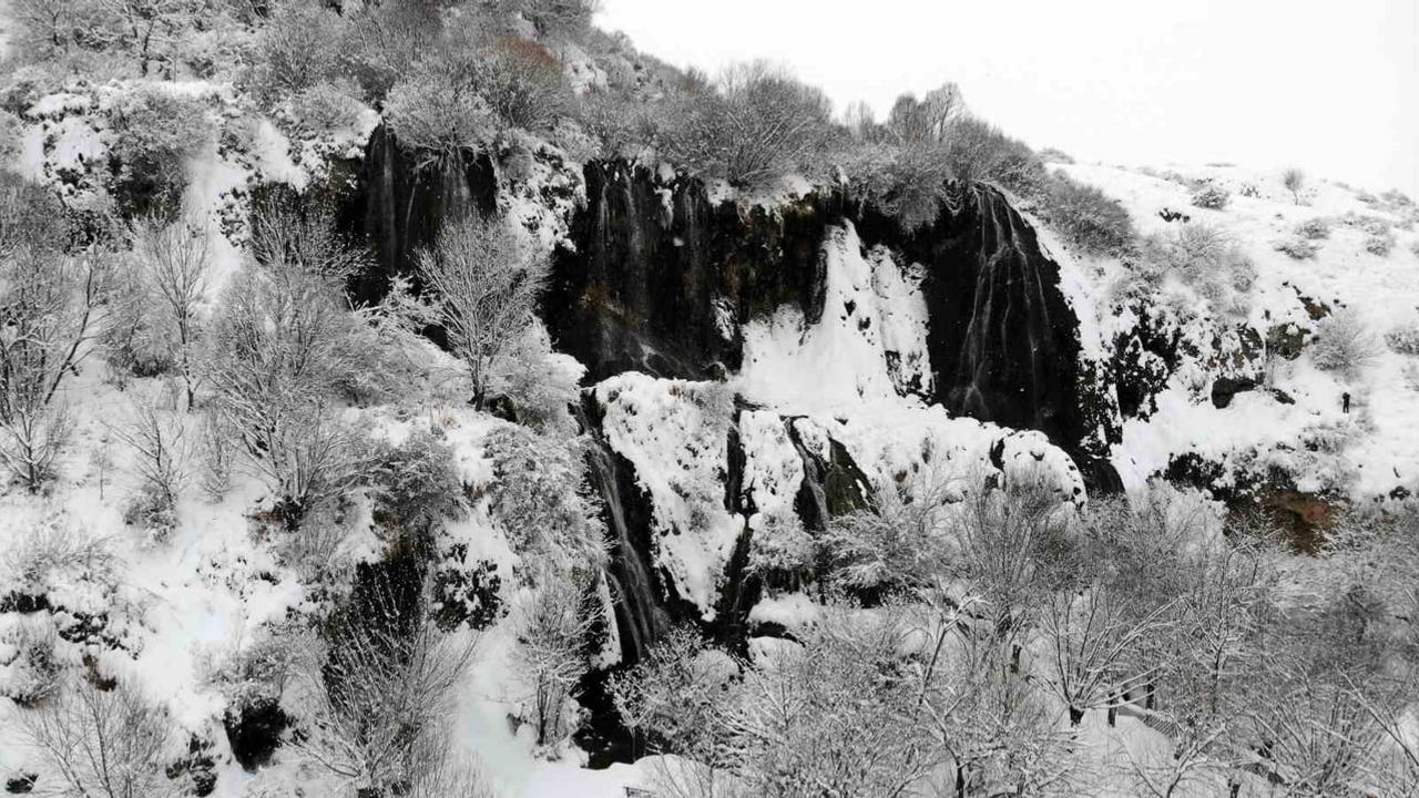 Girlevik Şelalesi kışın beyaz gelinliğini giydi