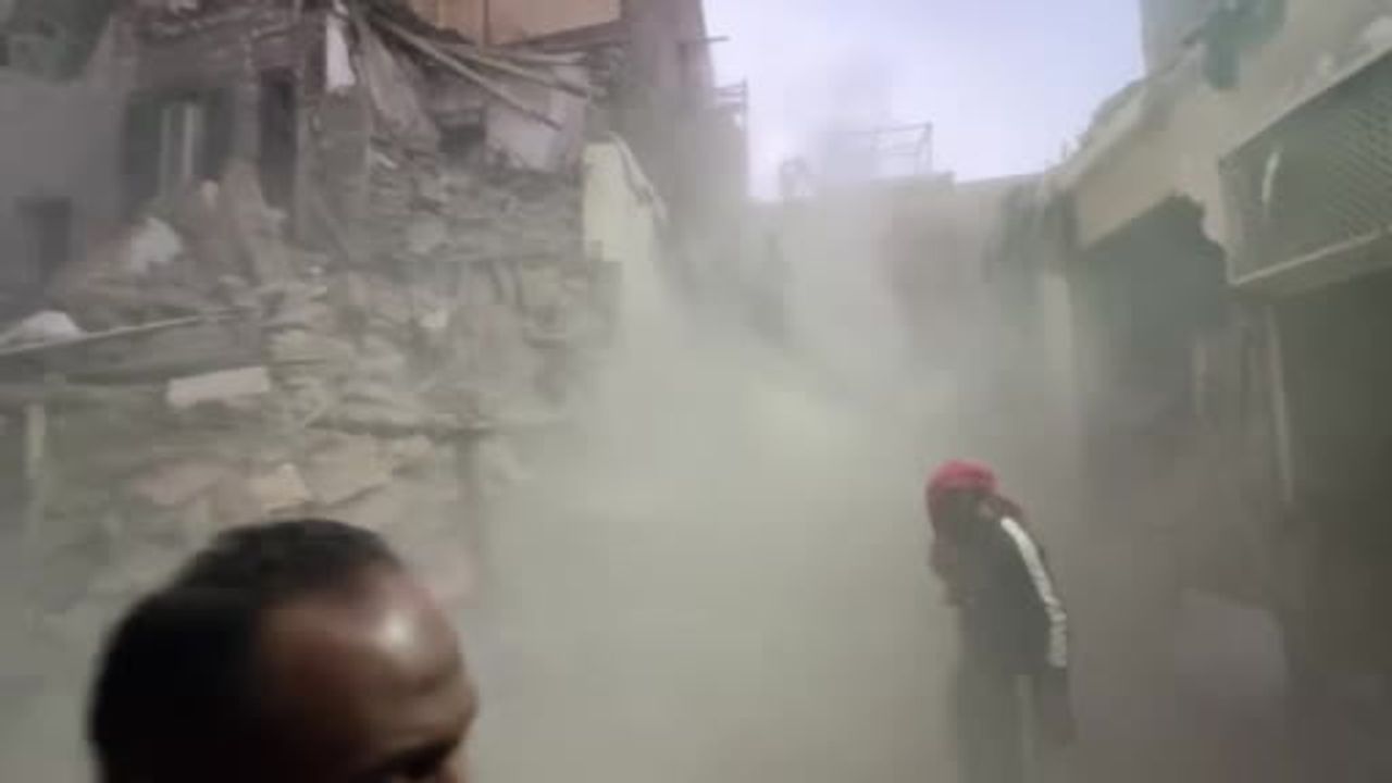 Giza İmbaba'da beş katlı bina çöktü: 8 kişi hayatını kaybetti