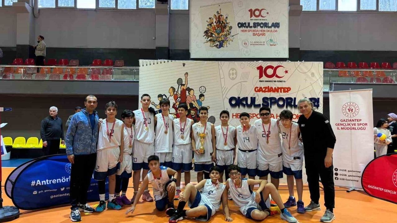 GKV Özel Ortaokulu Yıldız Erkekler Basketbol Takımı namağlup şampiyon