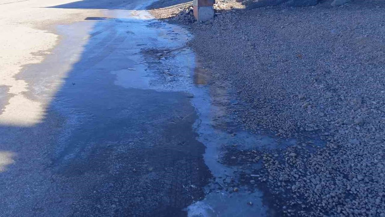 Gölbaşı’nda gece donu: Sular ve araç camları buzlandı