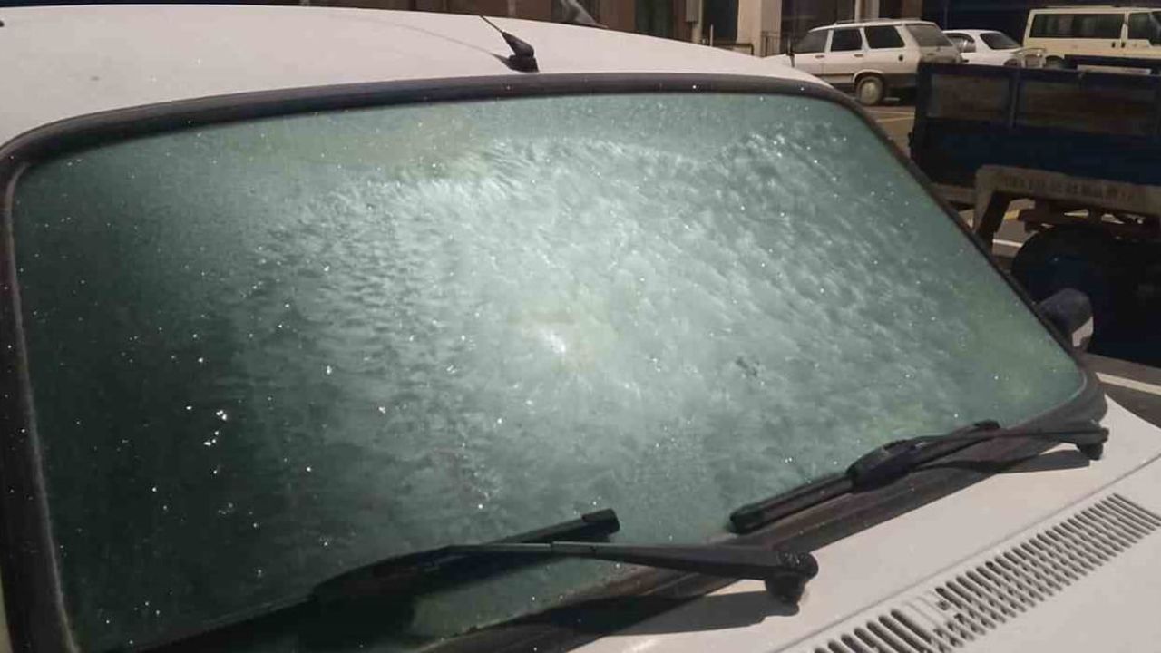 Gölbaşı'nda soğuk hava araç camlarını buzlattı