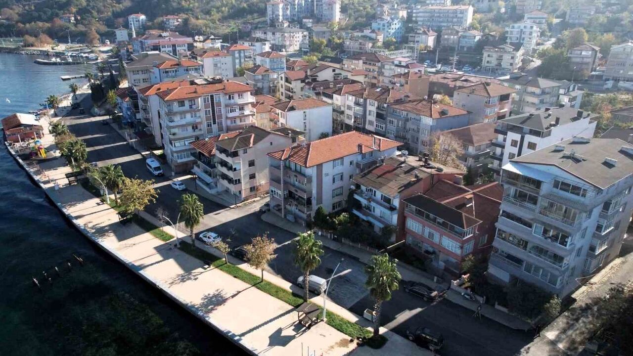 Gölcük Halıdere Sahil Caddesi'nde üstyapı yenileme çalışması