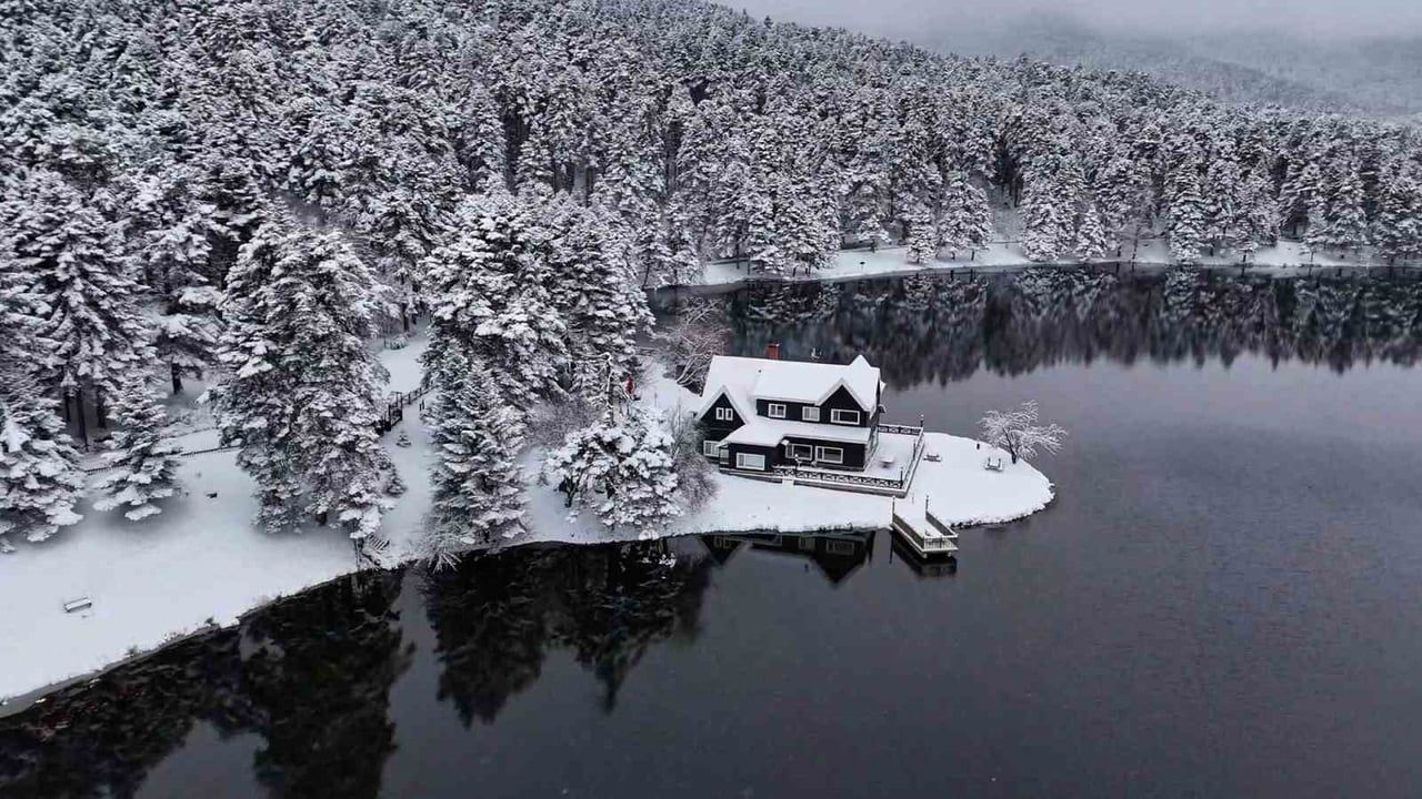 Gölcük Tabiat Parkı beyaza büründü, kartpostallık görüntüler oluştu