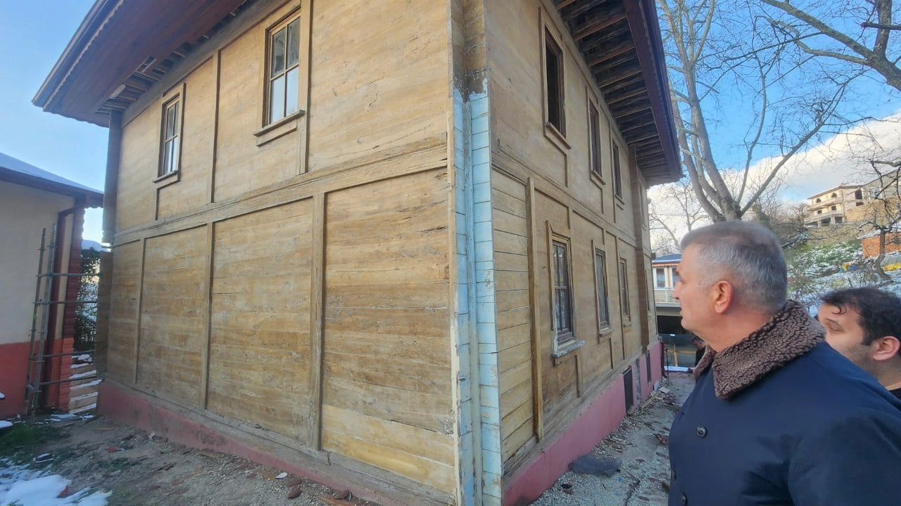 Gölcük’te 145 yıllık Nüzhetiye Camisi aslına uygun şekilde restore ediliyor