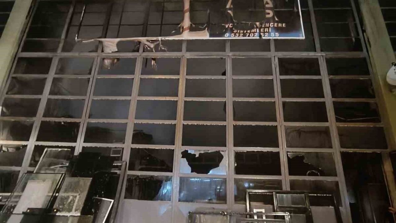 Gönen'de PVC üretim atölyesinde gece yangını söndürüldü