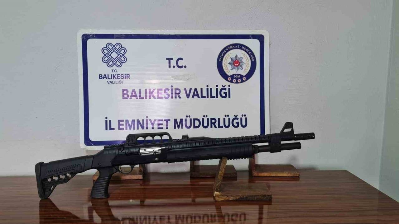 Gönen'de ruhsatsız silah ve 3 çalıntı motosiklet ele geçirildi