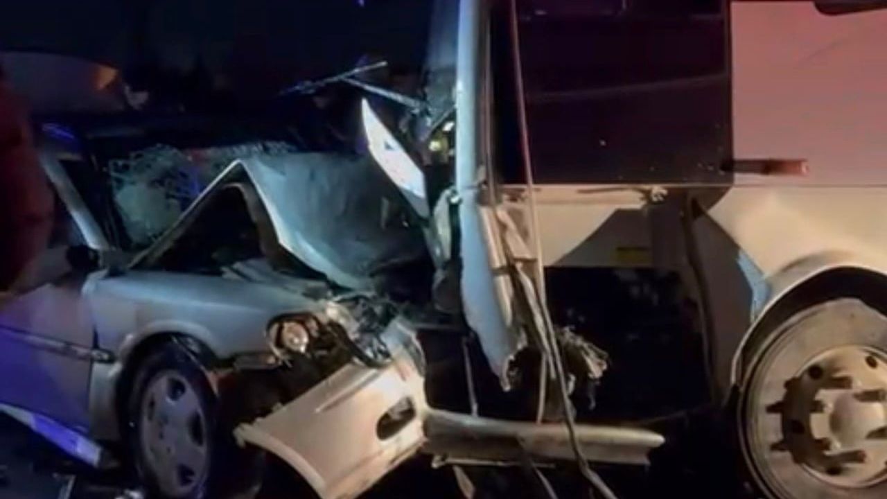 Gönen'de servis aracıyla otomobil çarpışması: 1 kişi yaşamını yitirdi, 13 yaralandı