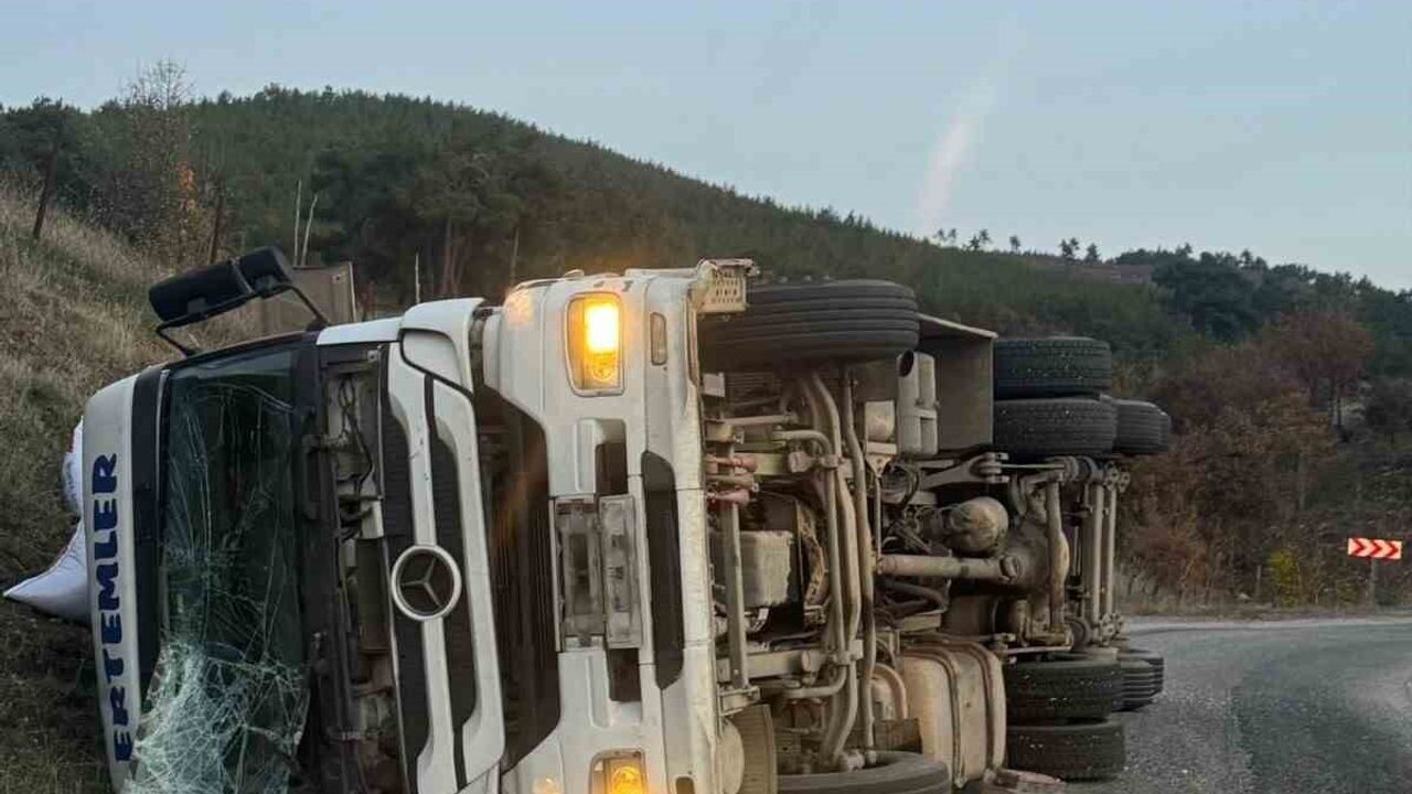Gördes’te yem yüklü tır devrildi — 1 yaralı