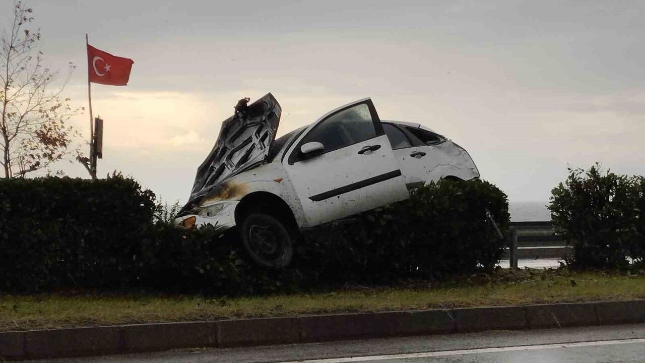 Görele'de bariyere çarpan otomobil alev aldı, sürücü yaralandı