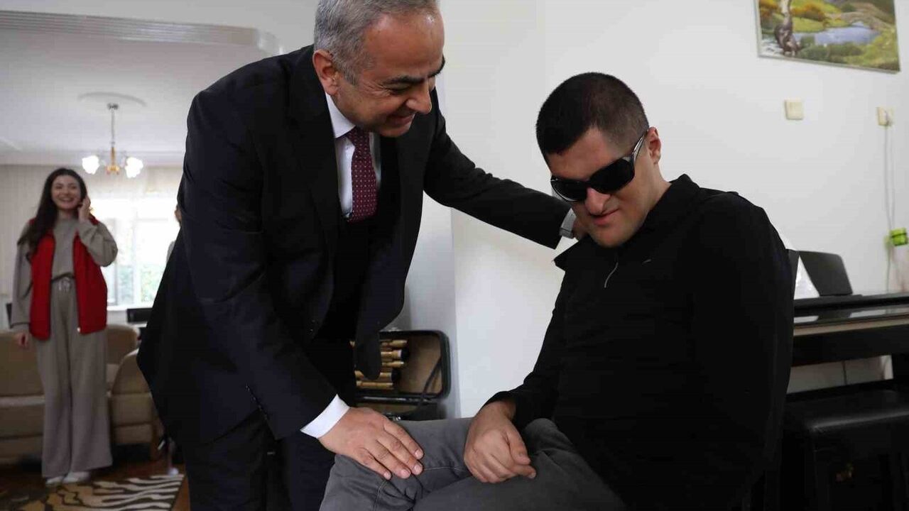 Görme engelli müzisyen Mehmet Dabakoğlu, konservatuvarı dereceyle tamamladı