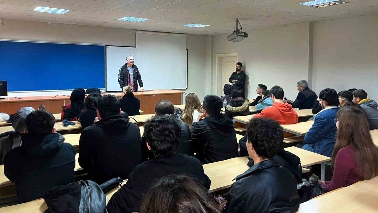 Görme engelli Savaş Saygılı SUBÜ'de mizahla yaşam deneyimlerini paylaştı