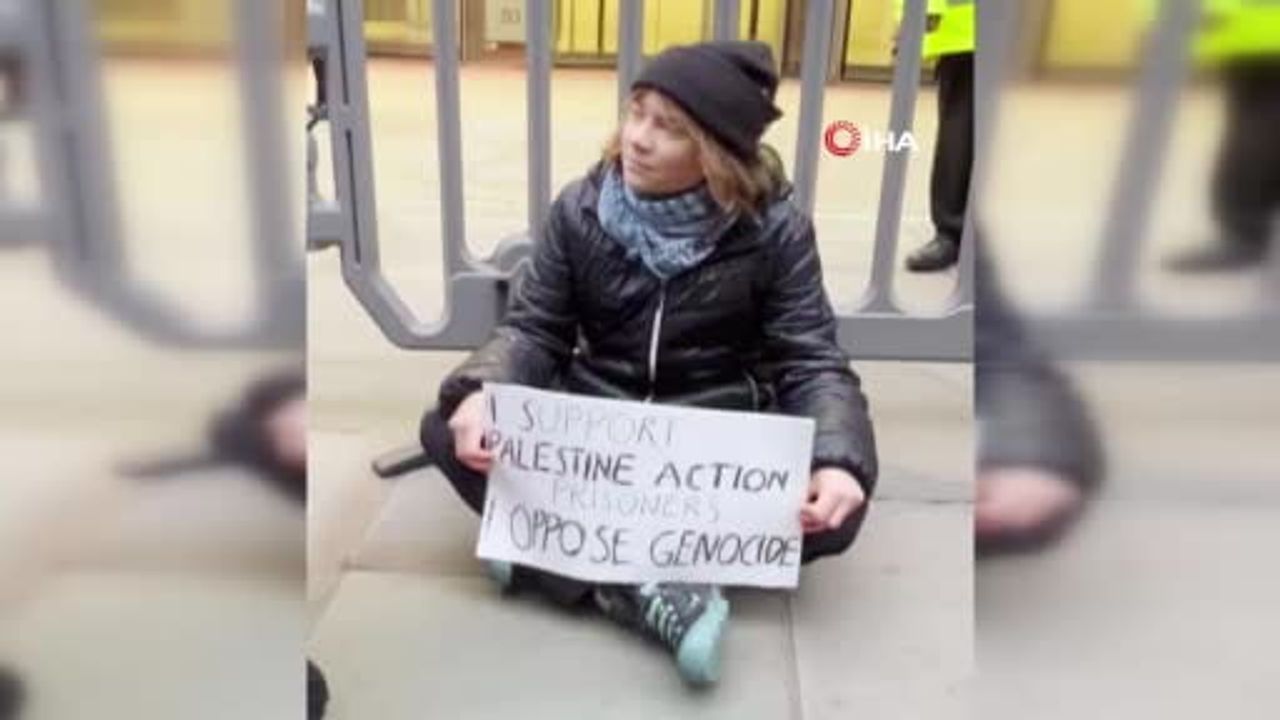 Greta Thunberg, Londra’da Filistin Eylemi destek pankartı nedeniyle gözaltına alındı