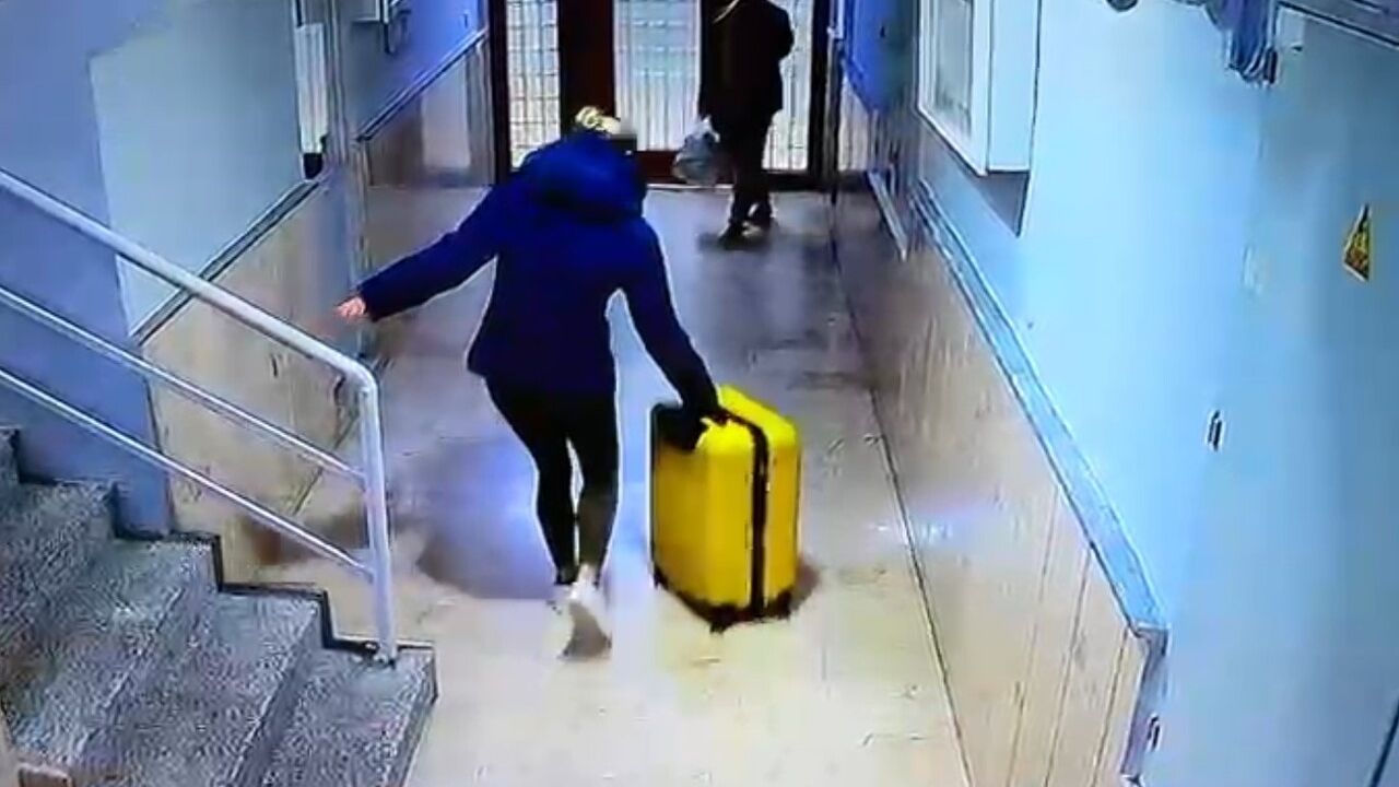 Güllü'nün kızının bavullarla binadan çıktığı anlar güvenlik kamerasında