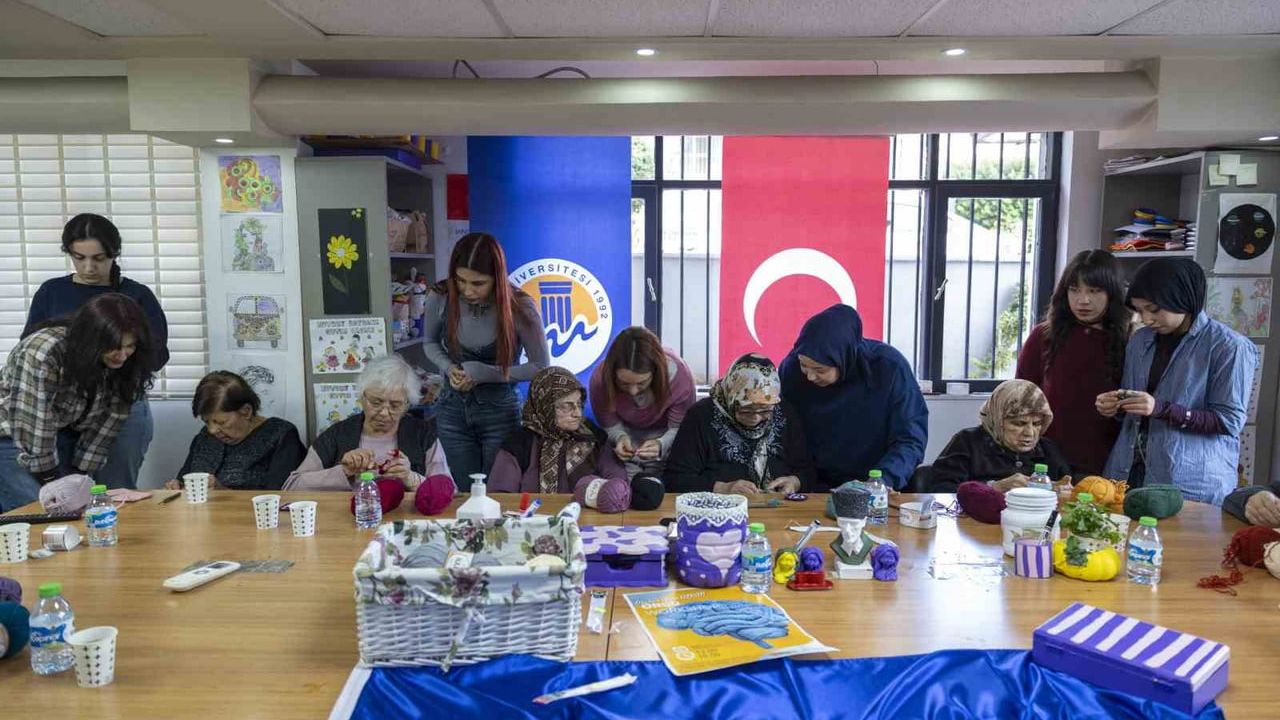 Gülümse Alzheimer Yaşam Merkezi'nde sanat terapisiyle yaşam destekleniyor