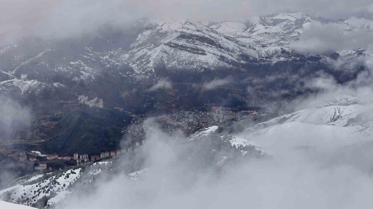 Gümüşhane beyaza büründü — Kar ve sis kartpostallık görüntüler oluşturdu