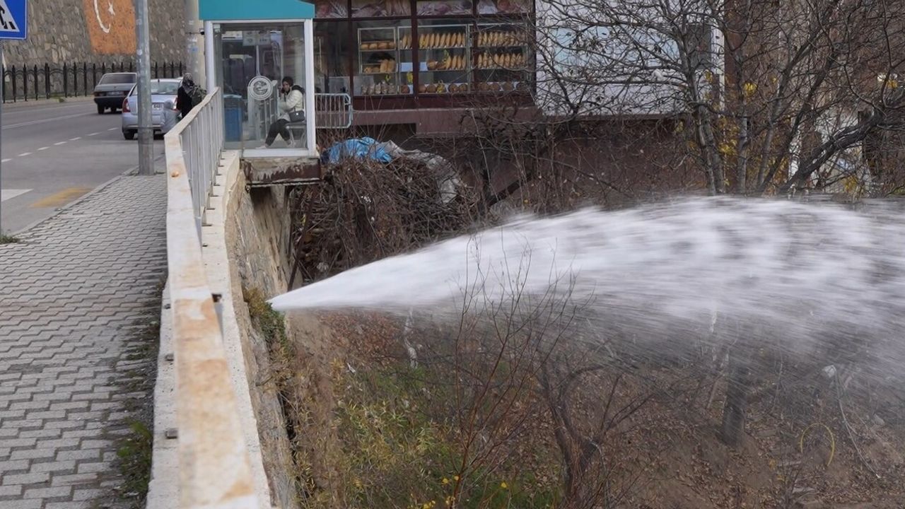 Gümüşhane'de ana su hattındaki vana açılması tonlarca içme suyunun Harşit Çayı'na akmasına neden oldu