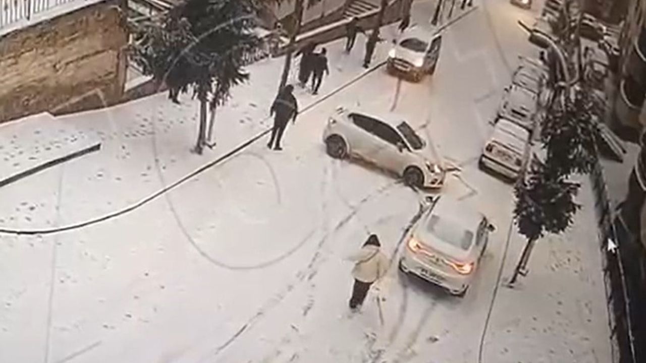 Gümüşhane’de buzlanma nedeniyle kayan iki araç kamerada