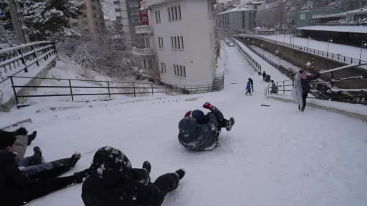Gümüşhane'de kar tatili sokağı eğlenceye dönüştürdü
