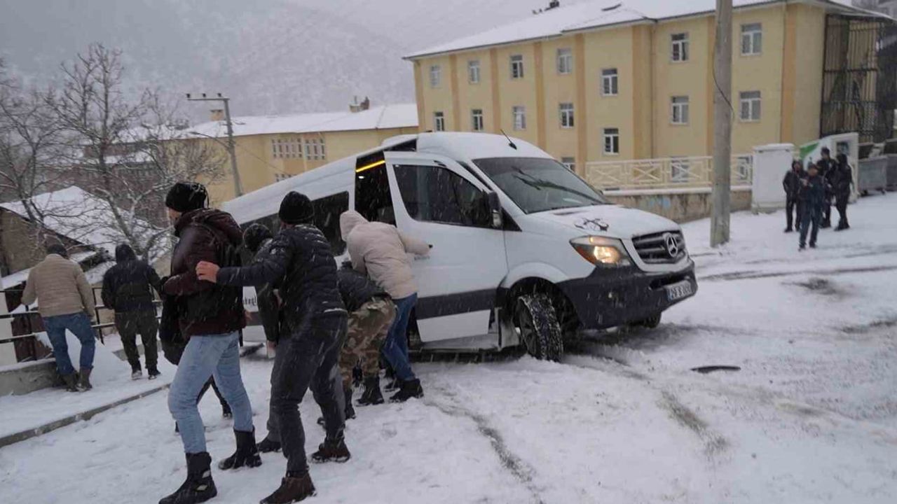 Gümüşhane'de kar ve buzlanma ulaşımı aksattı: Öğrenci servisinin kaydığı kaza