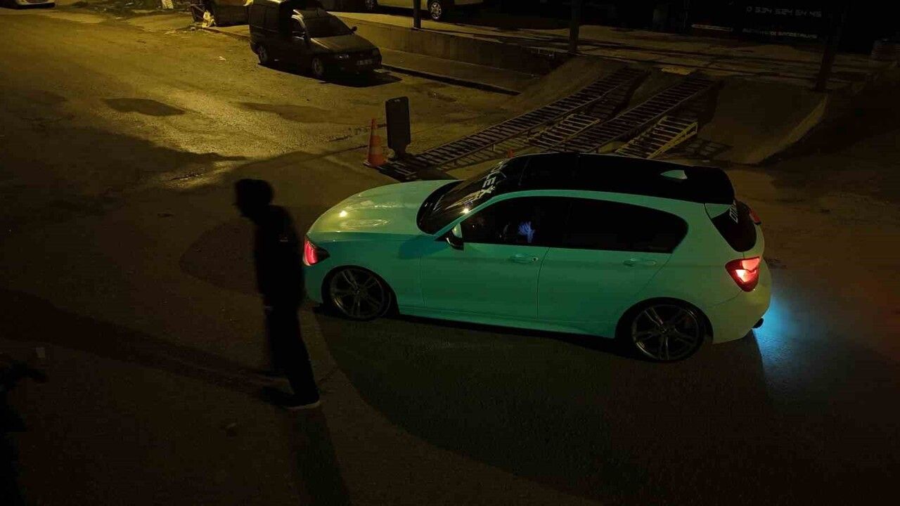 Gündüz Beyaz, Gece Neon Yeşil Parlayan Nadir Araç Eskişehir'de