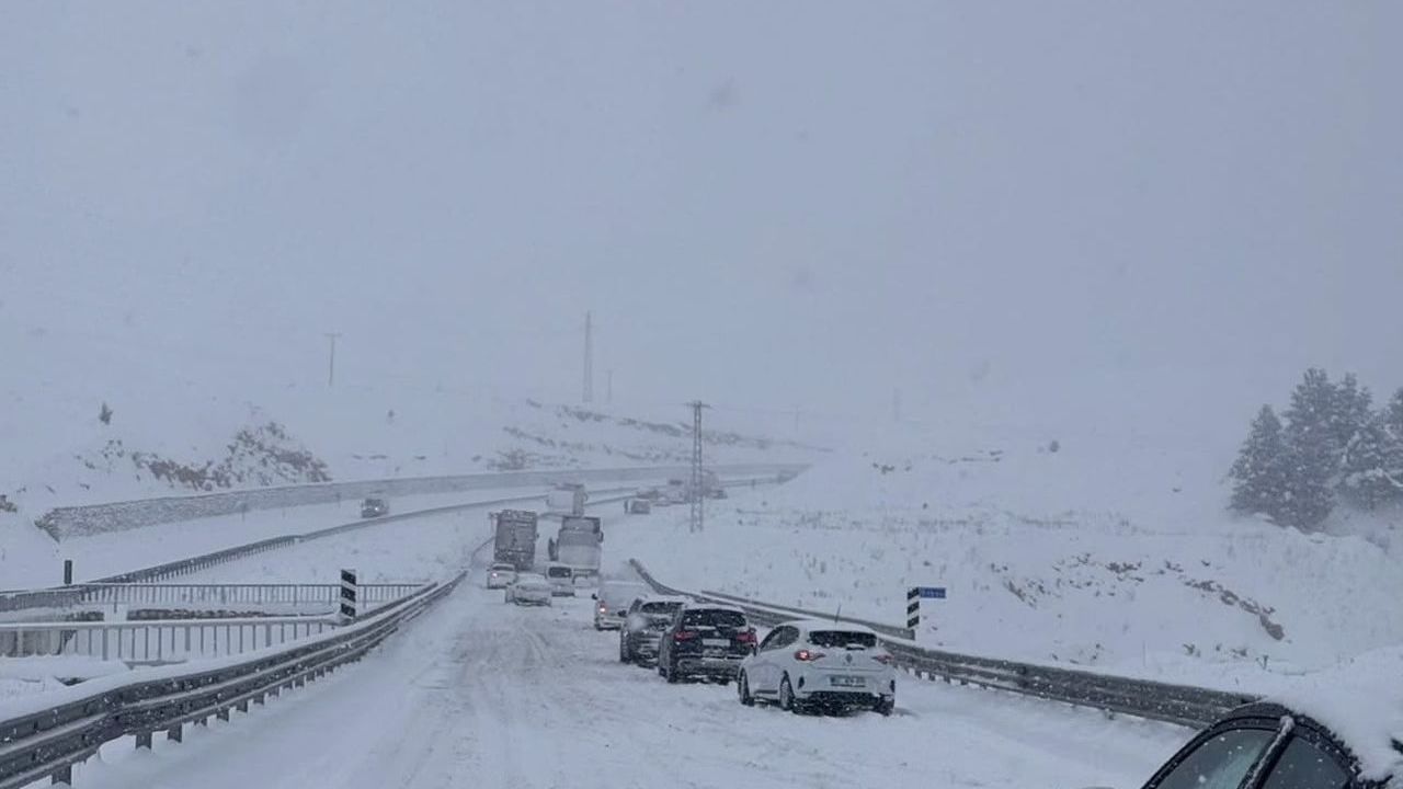 Güneydoğu'da yoğun kar: Mardin ve Diyarbakır'da ulaşım durdu