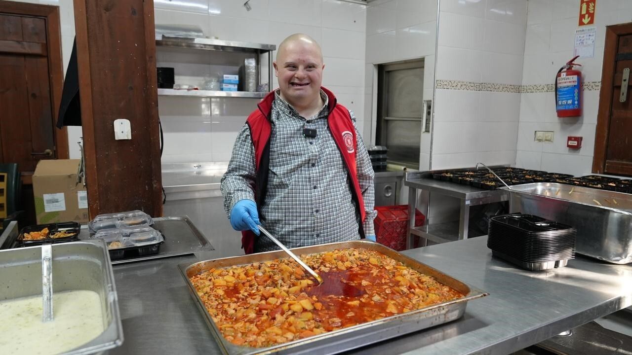 Gürsu'nun sevilen yüzü Mesut, Dünya Engelliler Günü'nde yemek dağıttı