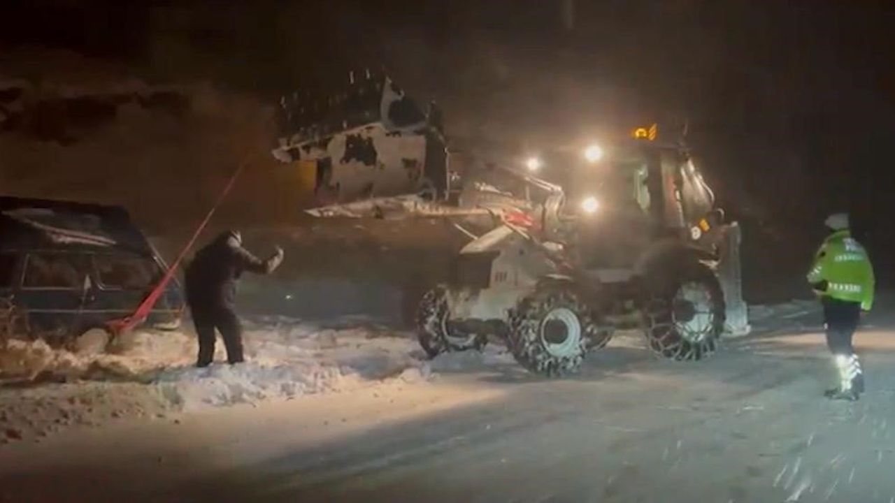 Hacılar'da kara saplanan otomobildeki 3 kişi kurtarıldı