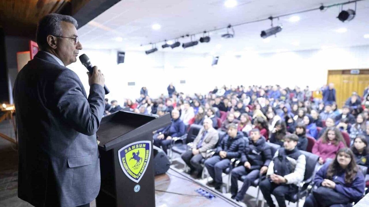 Hacivat-Karagöz Samsun'da gençlerle buluştu