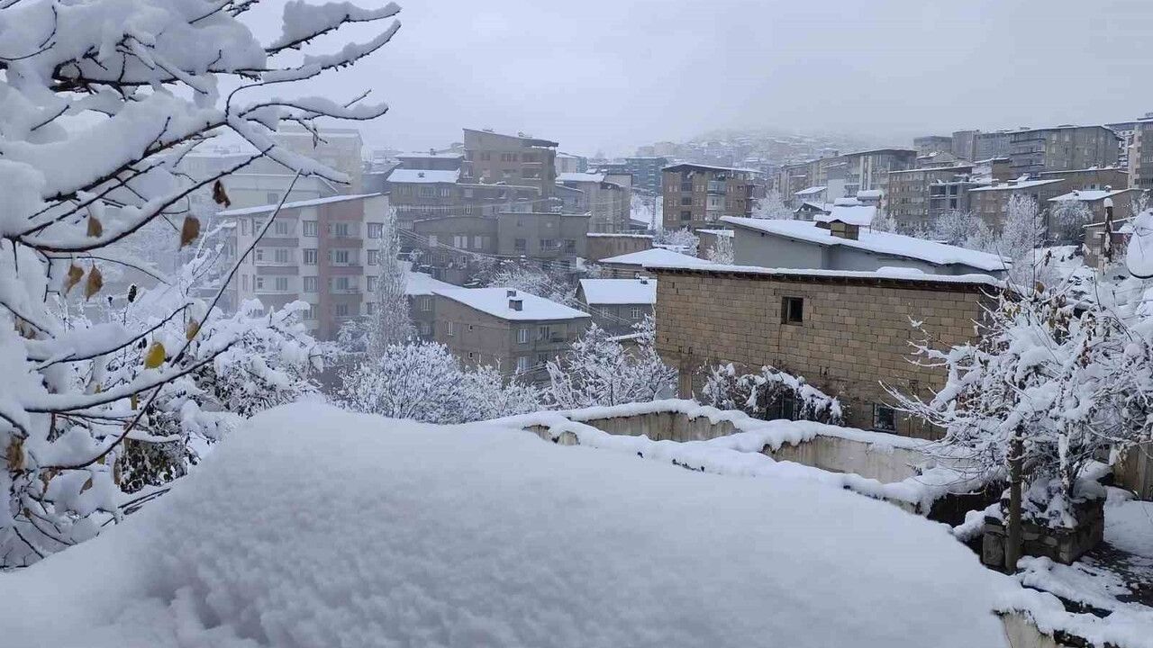 Hakkari'de 13 köy ve 30 mezra yolu kar nedeniyle ulaşıma kapandı