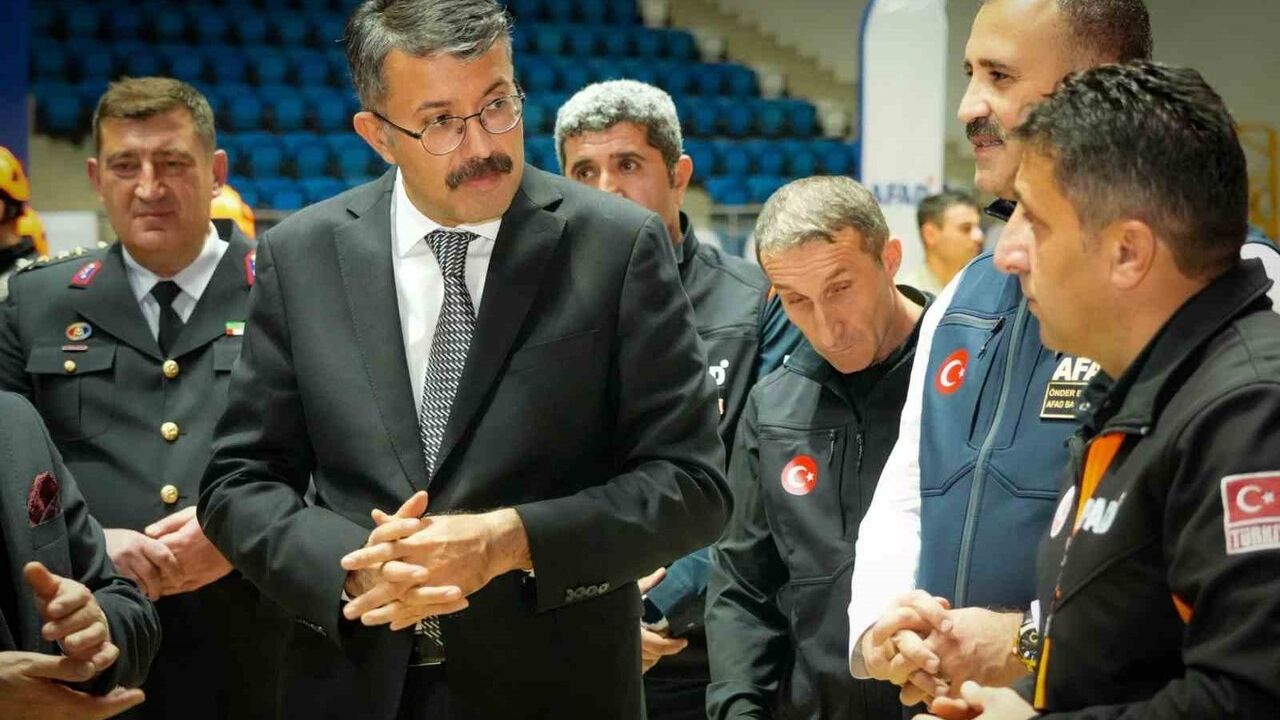 Hakkâri'de 3 bin 48 kişiye arama kurtarma eğitimi verildi