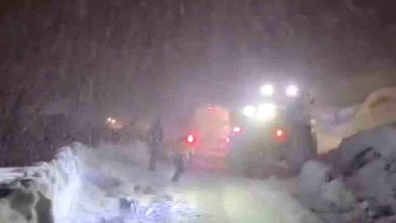 Hakkari'de kar engelini iş makineleriyle aştılar