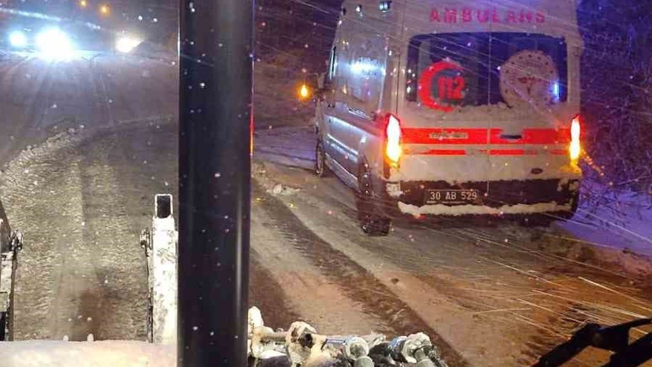 Hakkari'de kar fırtınasında mahsur kalan sporcular ve sağlık ekibi kurtarıldı