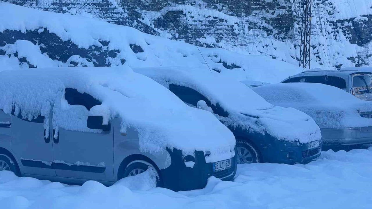Hakkari'de kar sonrası buzlanma: Çatı sarkıtları 1 metreyi buldu