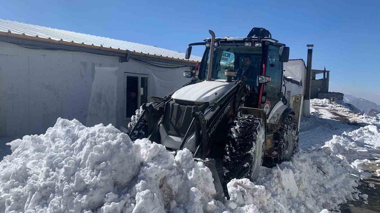 Hakkari'de kar ulaşımı aksattı: 2 köy ve 10 mezra yolu kapandı