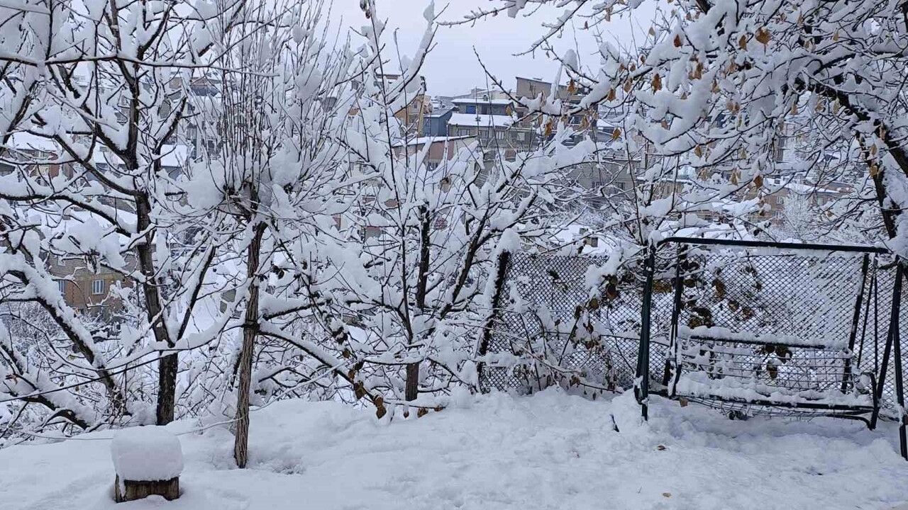 Hakkari'de kar yağışı kartpostallık manzaralar oluşturdu