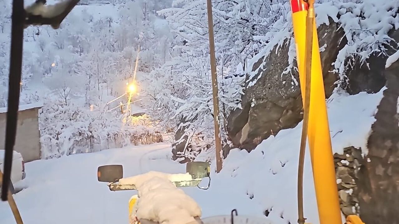 Hakkari'de karla mücadele ekipleri gece boyunca sahada