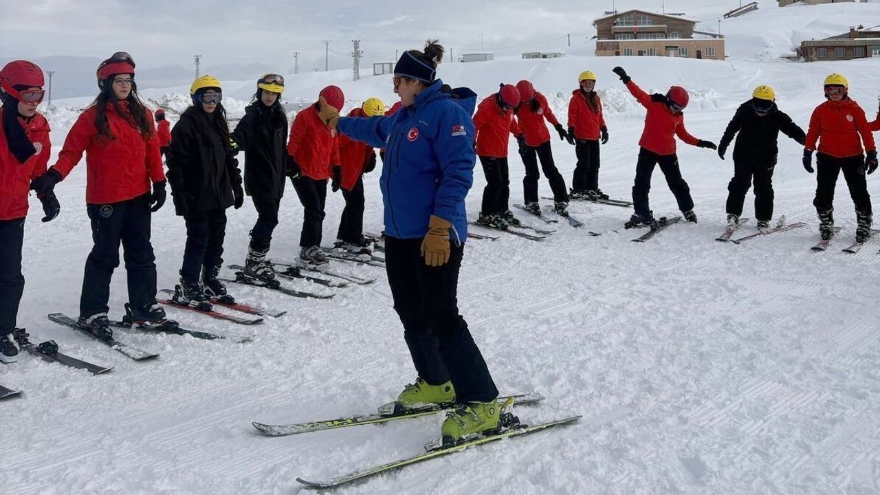 Hakkari'de Mergabütan'da Temel Kayak Eğitimleri Başladı