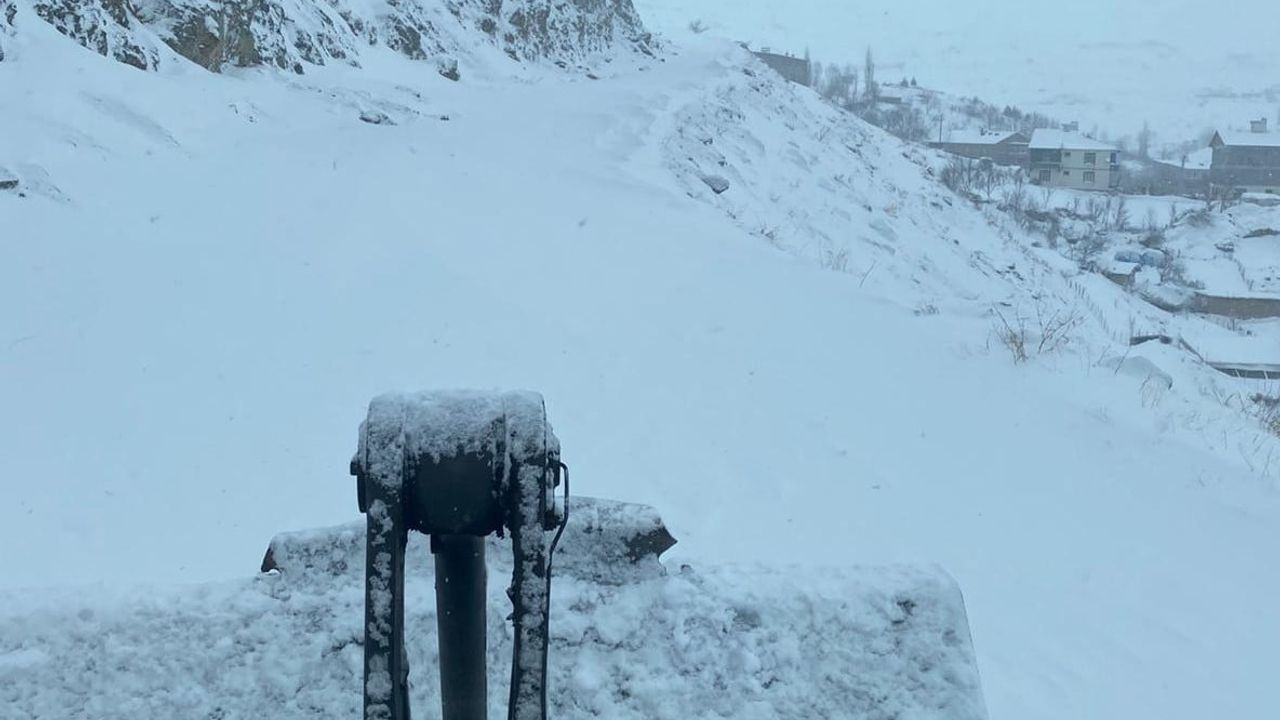 Hakkari’de yoğun kar ve fırtına: 96 köy, 205 mezra yolu ulaşıma kapandı