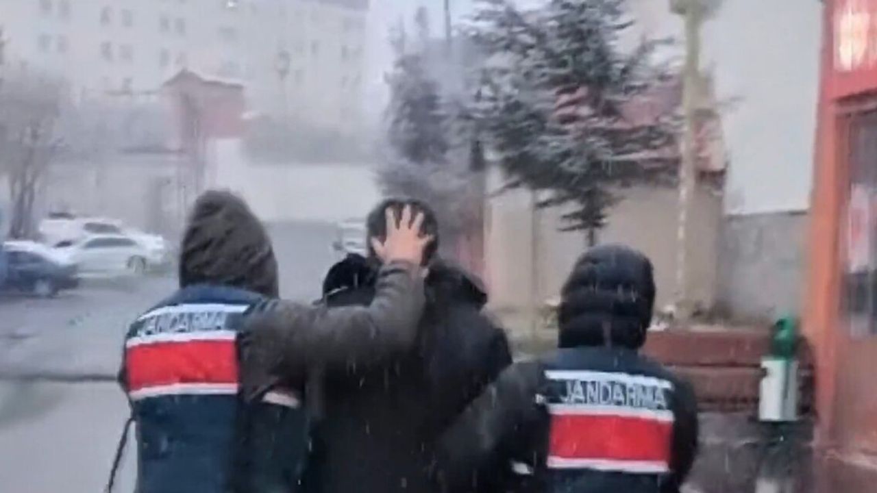 Hakkari'nin Yüksekova ilçesinde 2 firari hükümlü yakalandı