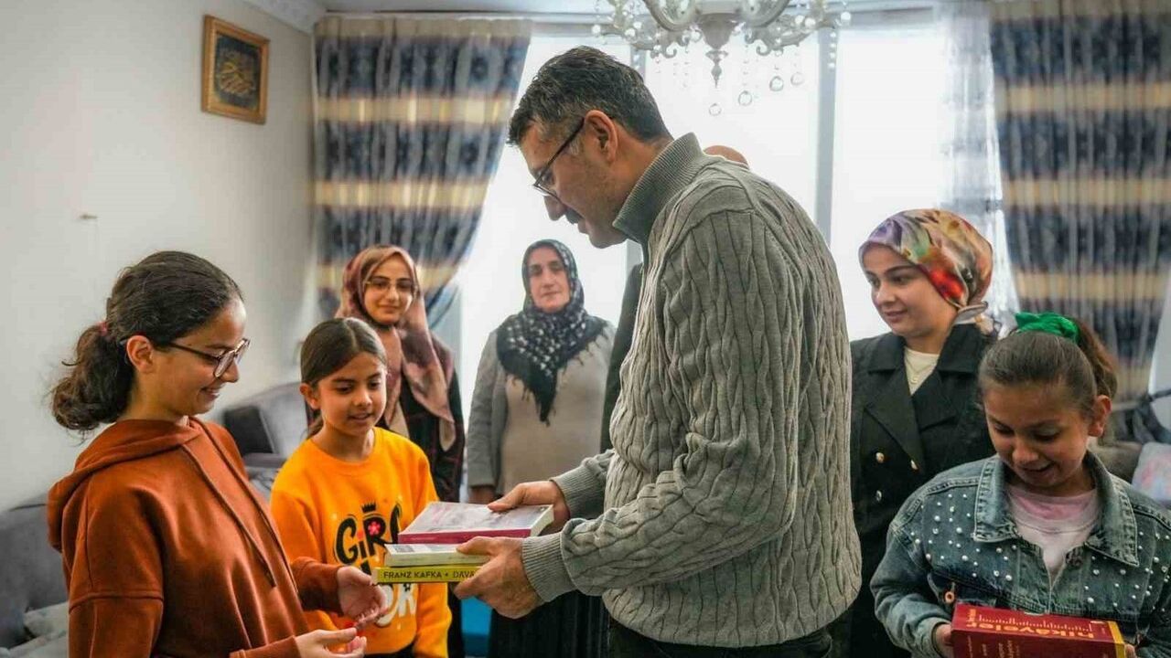 Hakkâri Valisi Ali Çelik’ten Şehit Er Halit Tatlı’nın ailesine ziyaret